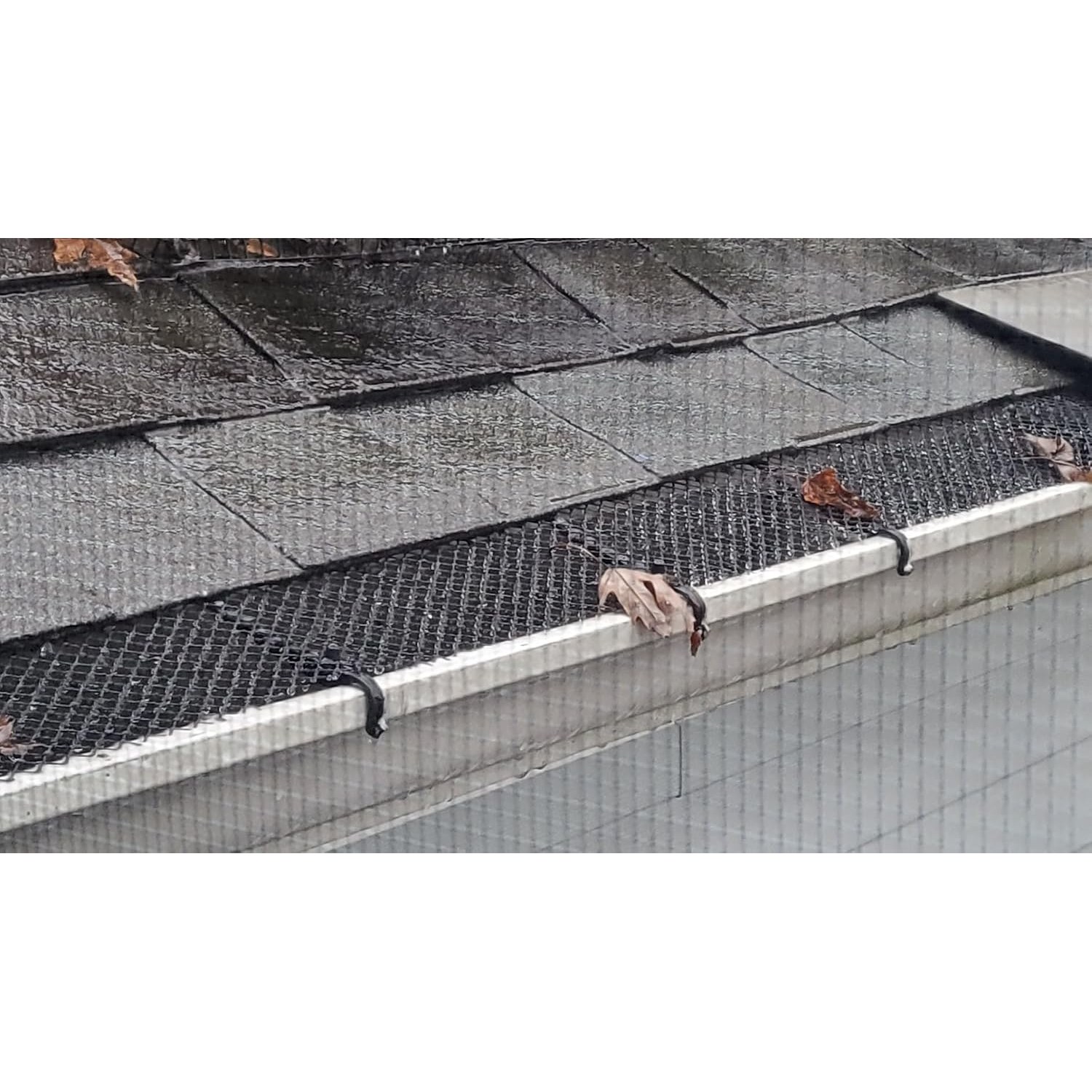 Plastic Gutter Guard Mesh 8m Roll with Fixing Hooks: image 3